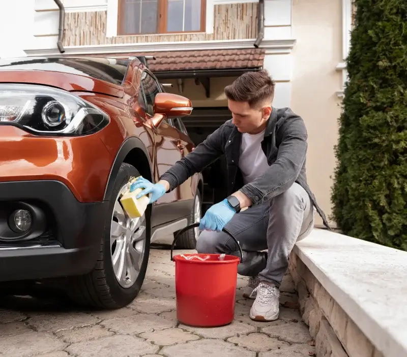 Lavage auto à domicile Bains : professionnel intervenant sur un véhicule